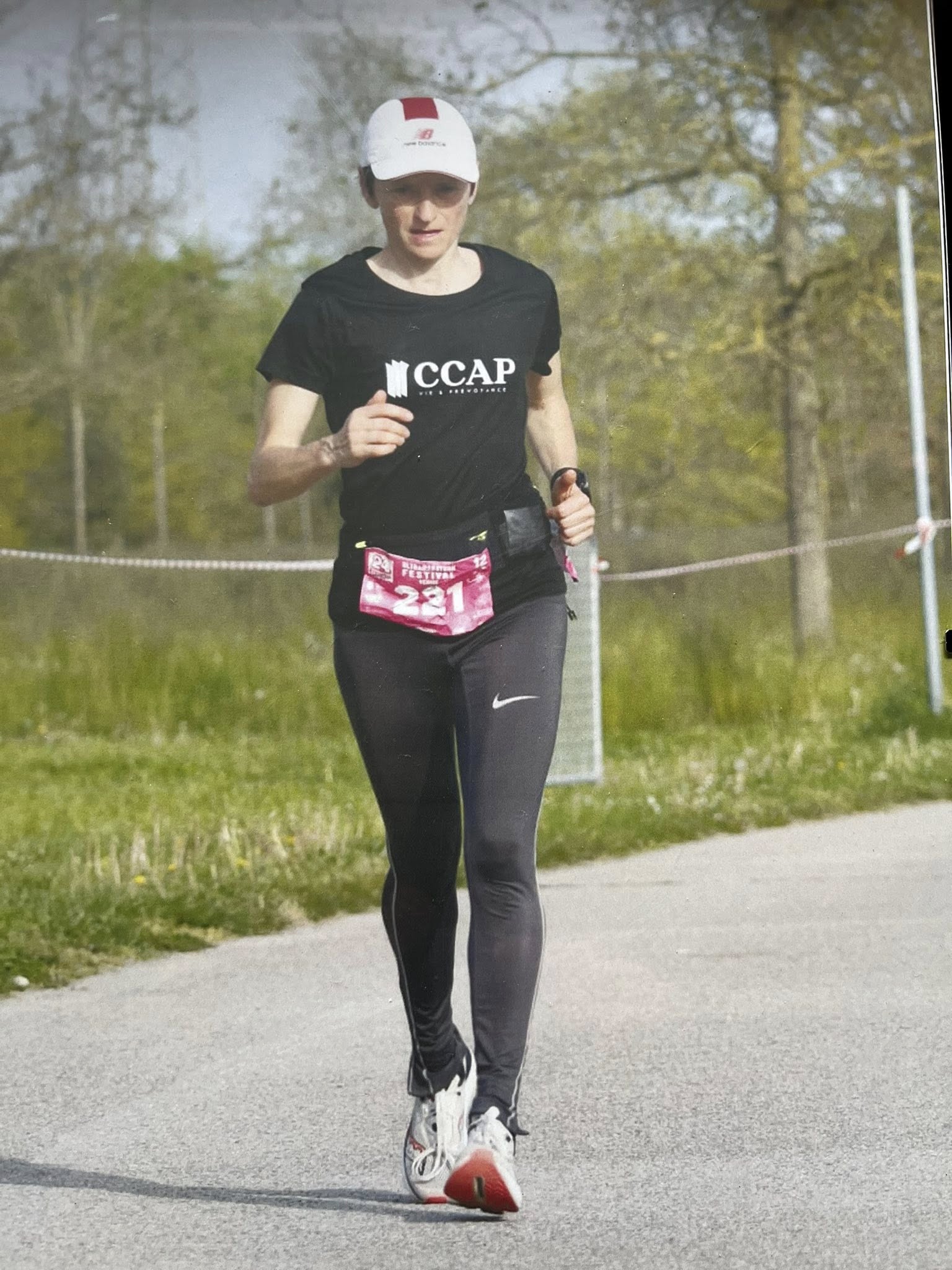 Peut être une image de sourires et texte